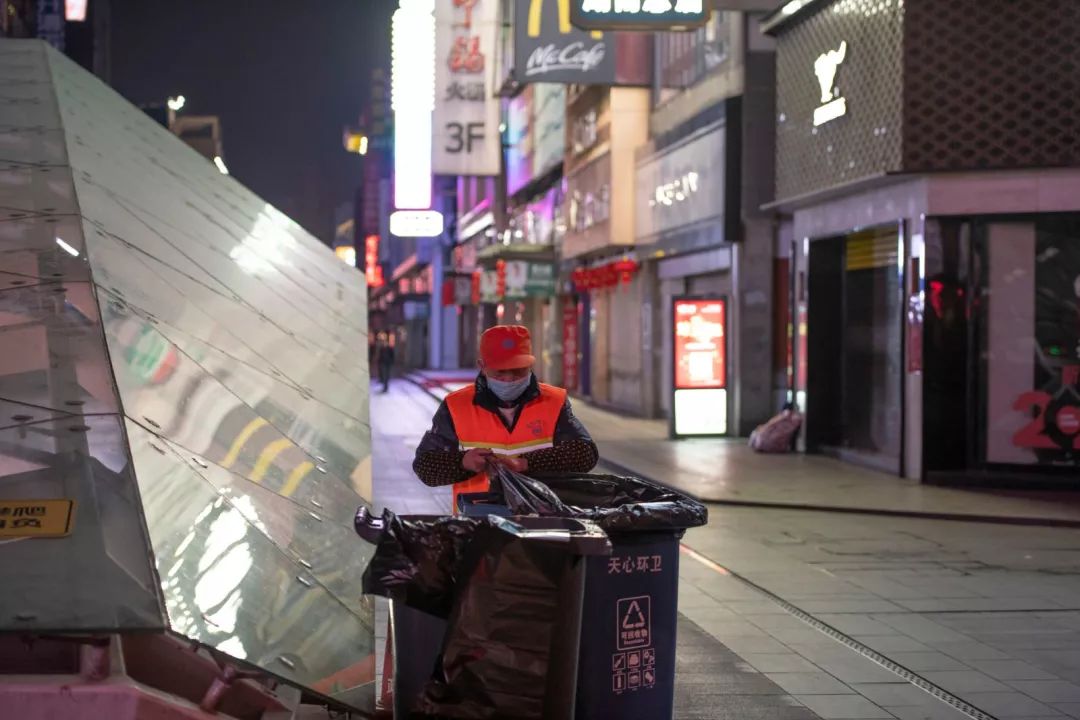 時分黃興路步行街環(huán)衛(wèi)工人正在清理垃圾箱安放垃圾袋